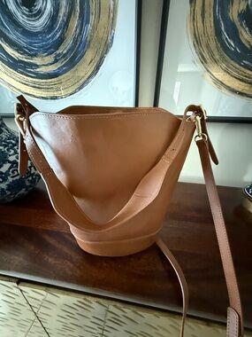 Classic Leather Bucket Bag - Tan